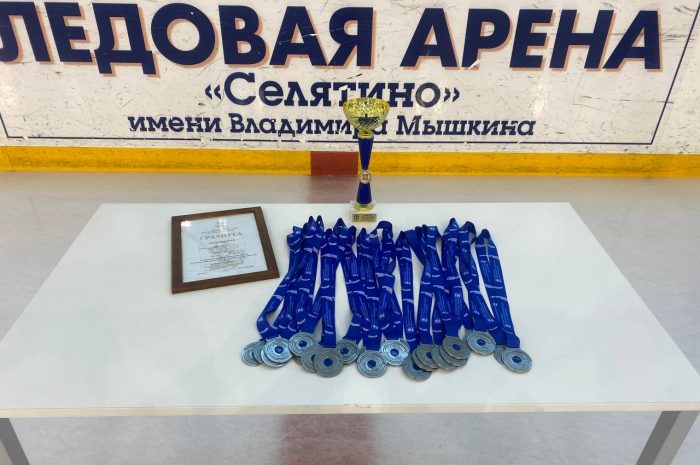 поздравили хоккеистов и тренера Давыдова Дениса ХК «Юность»