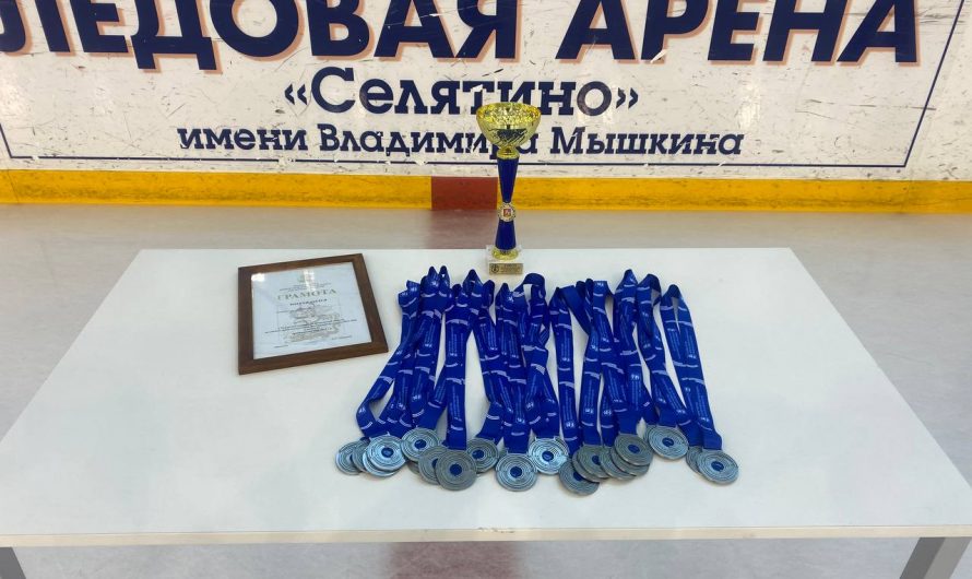 поздравили хоккеистов и тренера Давыдова Дениса ХК «Юность»