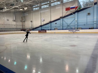 прошли соревнования Московской области по фигурному катанию на коньках среди мальчиков и девочек 6-12 лет, юношей и девушек 11-17 лет.