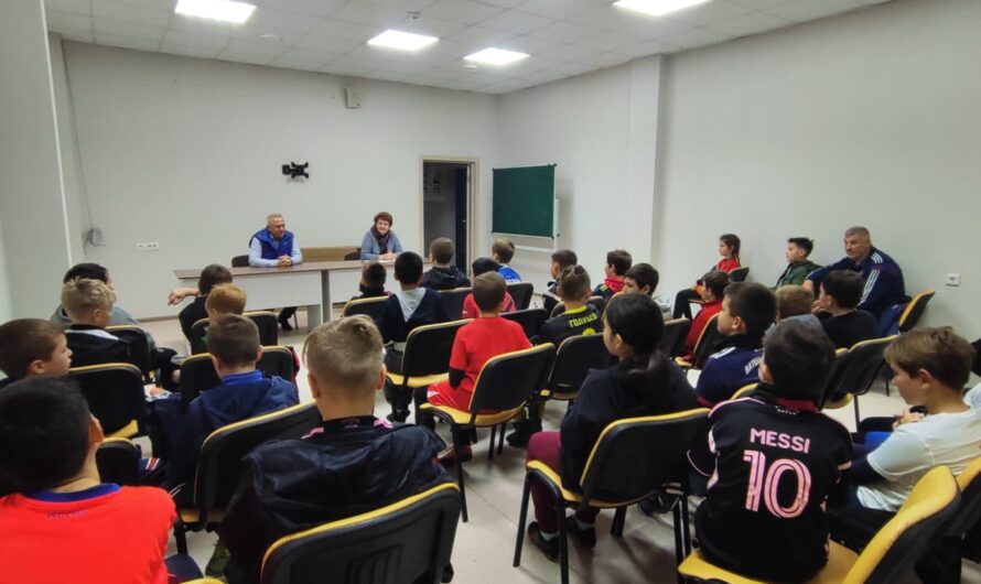 прошла тематическая встреча директора Э.В. Гукова с юными футболистами