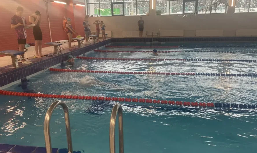 соревнования по плаванию среди юных спортсменов